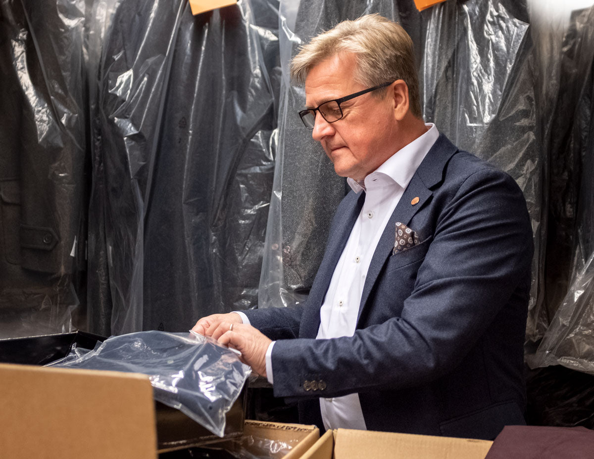 Das Bild zeigt den Grüner Ulrich Schott über seiner Ware.